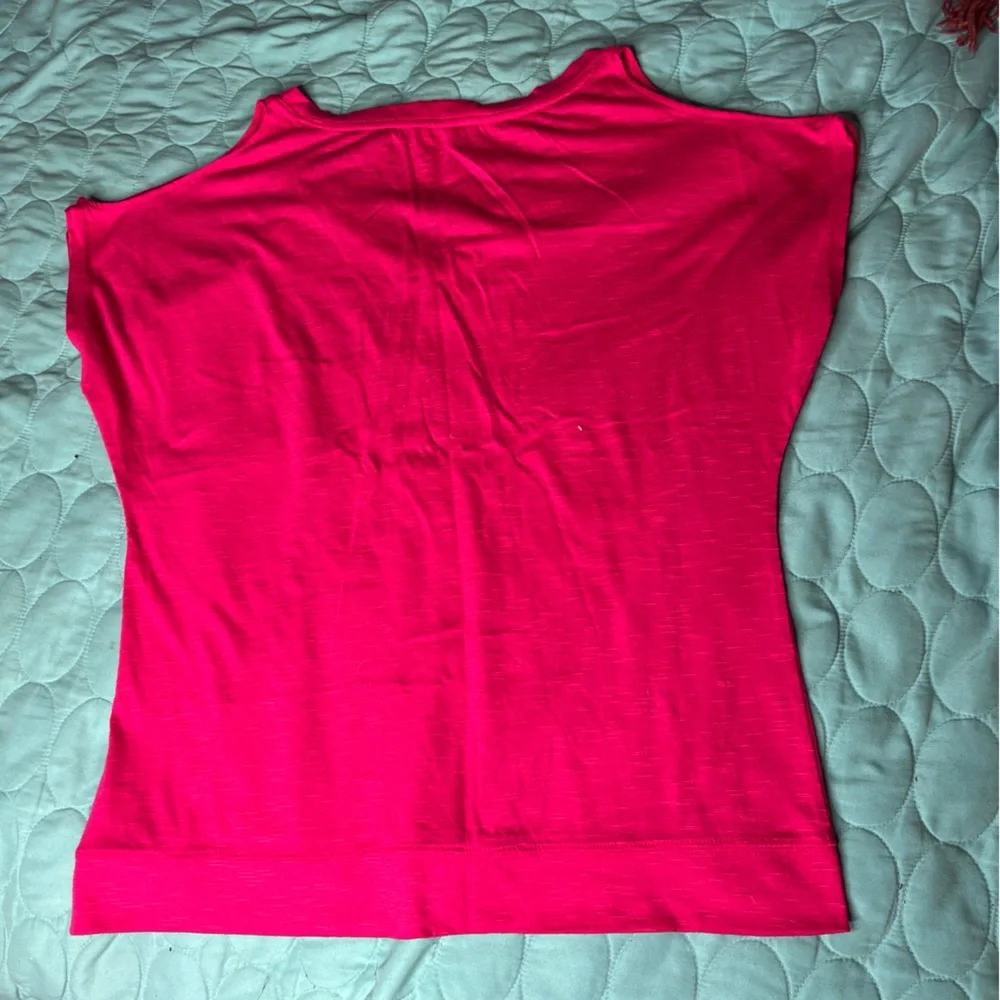 SO Fuchsia Pink Red Floral Open Shoulder Shirt Size XL - Picture 3 of 3